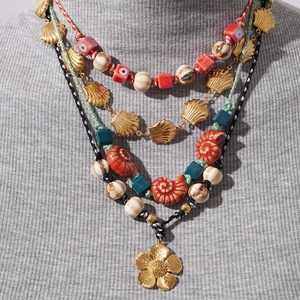 Böhmische mehrlagige Perlenkette mit Muschel, Evil Eye Perlen und goldenem Blumenanhänger