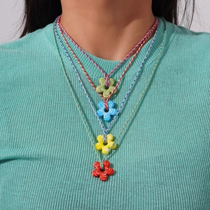 Pendentifs fleurs en verre coloré avec chaînes en corde tressée pour un style superposé