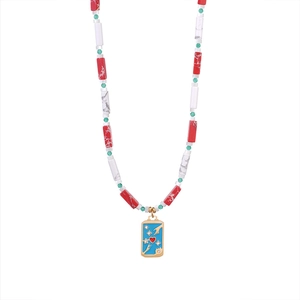 Detail van tarot hanger ketting met kleurrijke kralen en gouden hart handen bedeltje