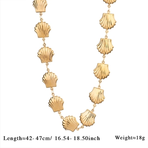 Detail of gold shell necklace with 42-47cm length measurement and 18g weight spec