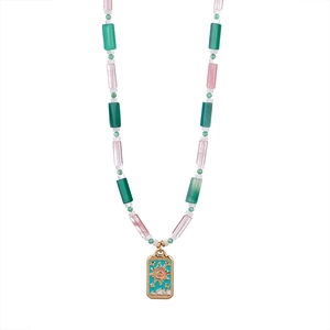 Detail van kleurrijke kralenketting met gouden tarot hanger met zon- en oogontwerp