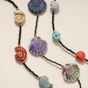 Colliers bohèmes en perles noires avec pendentifs colorés en coquillage et crâne