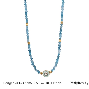 Detailansicht des Evil Eye Anhängers an matter blauer Perlenkette mit 41-46cm Länge