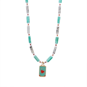 Gekleurde natuurstenen kralenketting met gouden tarot hanger voorzien van hart en maan decor
