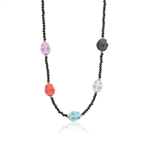 Collier fait main avec perles de spinelle noire et cinq pendentifs têtes de mort colorés