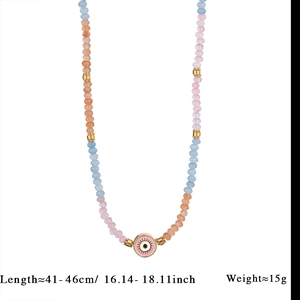 Perlenkette im Detail mit bunten Kristallperlen, Evil Eye Anhänger und Maßangaben
