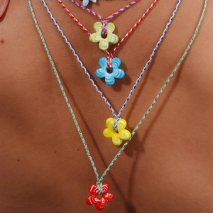 Collier Pendentif Fleur en Verre Coloré Fait Main Corde Tressée Bohême Chaîne de Chandail à Fleurs pour Femmes Cadeau Bijoux