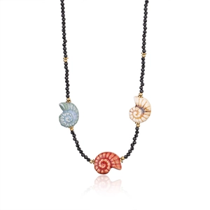 Gros plan d'un collier de perles avec des pendentifs nautile colorés et perles dorées