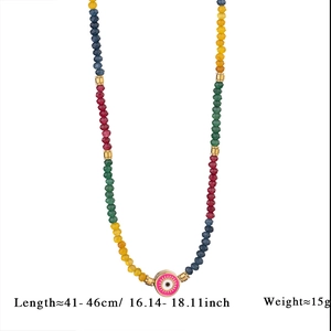 Detail der bunten Facettenperlenkette mit rosa Evil Eye Anhänger und Maßen