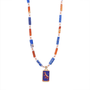 Detail van kleurrijke kralenketting met een gouden tarot zonnehanger bedeltje