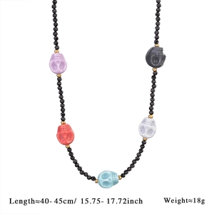 Détail du collier de perles spinelle noire avec crânes colorés et longueur de 40-45cm