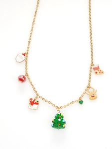 Detailsicht der Weihnachtsanhänger mit Weihnachtsmann und Rentier an goldener Kette