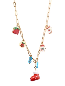 Detail van de kerstketting met kleurrijke emaille hangers aan een gouden schakelketting
