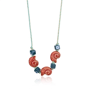 Detail einer Boho-Halskette mit orangefarbenen Muschelanhängern und Evil-Eye-Perlen