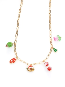 Detailansicht der Goldkette mit weihnachtlichen Emaille-Anhängern und Perlenverzierung