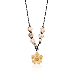 Handgemachte Perlenkette mit goldenem Blumenanhänger und schwarz gewebter Schnur
