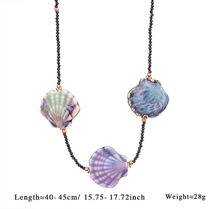 Détails du collier de perles noires avec pendentifs coquillages colorés et dimensions