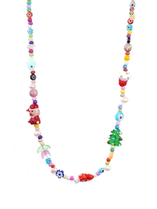 Detail van de kleurrijke kerstkralenketting met kerstman- en kerstboombedeltjes