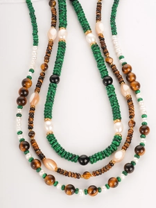 Detail der Perlenkette mit grünem Malachit, Tigerauge und weißen Barockperlen für Damen