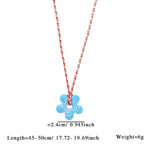 Détail du pendentif fleur en verre bleu avec cordon tressé montrant les dimensions