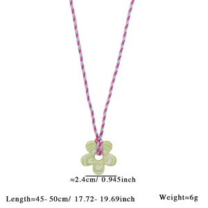 Détail du pendentif fleur en résine avec dimensions et cordon tressé coloré