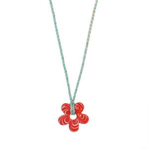 Détail du pendentif fleur en verre rouge avec cordon tressé bleu et doré