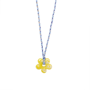 Détail du pendentif fleur en verre jaune avec cordon tressé bleu et blanc de collier