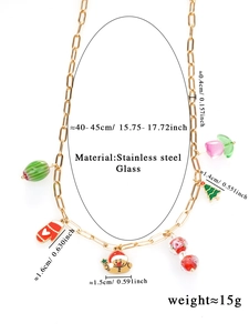 Details der Weihnachtskette mit Lebkuchenmann, Tannenbaum und bunten Glasperlen-Anhängern