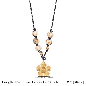 Detailansicht der handgefertigten Glasperlenkette mit 2,8cm Blumenanhänger und Maßen