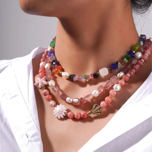 Dreilagige Boho-Halskette mit bunten Natursteinen, Achat und goldenem Muschel-Anhänger