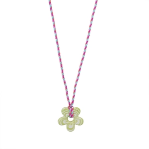 Gros plan détaillé du pendentif fleur verte avec un collier en corde tressée colorée