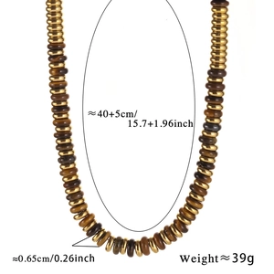 Detailansicht der Tigerauge-Perlen und Goldscheiben mit 40+5cm Längenangabe am Halsband
