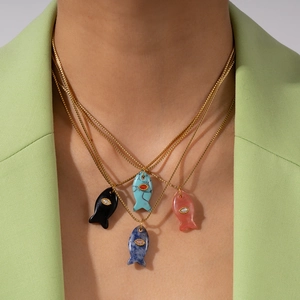 Set di collane in acciaio inossidabile dorato con quattro pendenti a pesce colorati