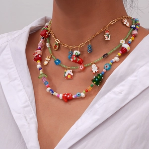Kleurrijke gelaagde kerstketting met kerstman, hangers en glazen kralen