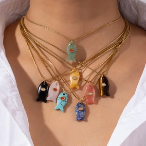 Collana con Pendente a Forma di Pesce in Pietra Naturale in Acciaio Inossidabile Catena Veneziana Dorata Stile Oceano Gioielli Donna