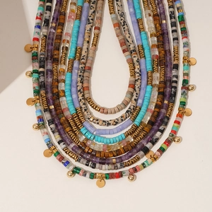 Collier multicouche fait main en pierres naturelles avec turquoise et pendentifs dorés