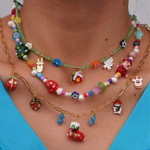 Drielagige kerstketting met kleurrijke kralen, de Kerstman en feestelijke bedeltjes