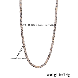 Vue détaillée du collier en pierre naturelle avec perles cylindriques et dorées