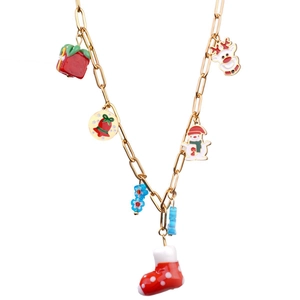 Gouden ketting met kleurrijke kerstbedels van emaille zoals kerstman en rendier