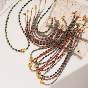 Collier en perles de pierre naturelle colorée avec pendentif cœur doré et fermoir mousqueton