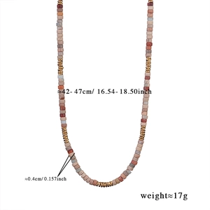 Vue détaillée du collier en perles de pierre naturelle avec perles dorées intercalées