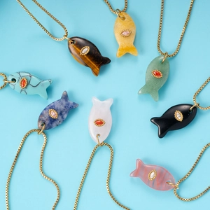 Collana minimalista a forma di pesce in acciaio inossidabile con pietre naturali colorate