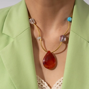 Collier perlé doré avec pierres multicolores et grand pendentif cœur en cornaline rouge