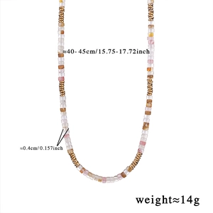 Détail macro d'un collier de pierres naturelles multicolores avec dimensions et poids