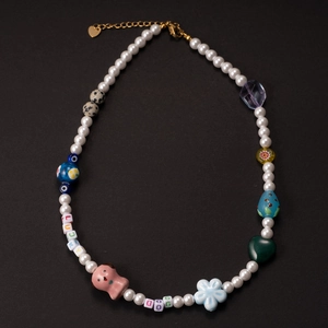 Handgemaakte keramische kralenketting met Lucky Dog hanger en kleurrijke bloemen