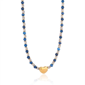 Détail du collier de perles avec pierres bleues et un pendentif cœur doré poli brillant