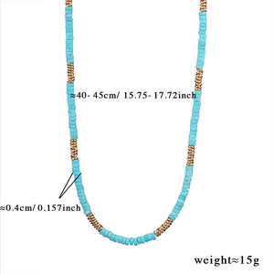 Détail du collier en turquoise fait main avec intercalaires dorés et longueur de 40cm