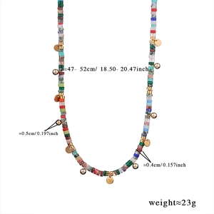 Détail du collier de perles en pierres colorées avec pièces dorées et clochettes