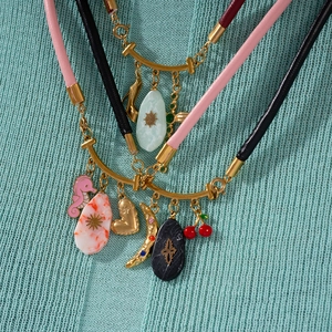 Collana Bohemien Donna Pendenti Multipli Corda Pelle PU Acciaio Titanio Cuore Ciliegia Luna Croce Ciondolo Gioielli Moda