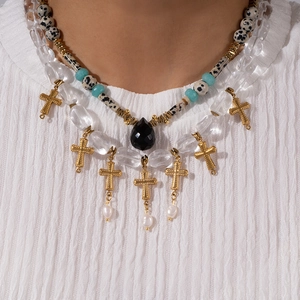Collier multicouche en pierre dalmate avec pendentifs croix et pierre noire précieuse